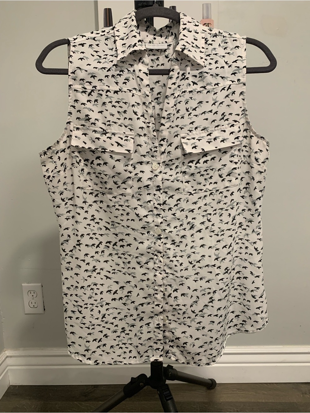 New York & Company White Sleeveless Bird-Print Button Down Shirt - GB044